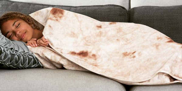 Rol jezelf met deze deken op tot burrito 