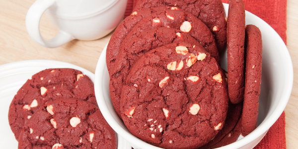 Sluit je weekend af met deze verrukkelijke red velvet cookies 