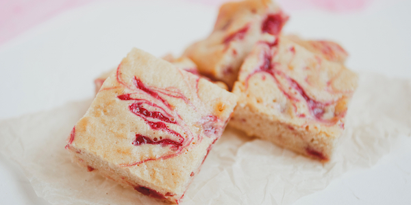 Recept: Zo maak je heerlijke blondies met frambozen