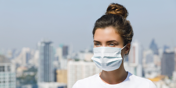 Dit budget beauty product helpt Maskne door mondkapjes te voorkomen
