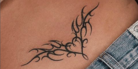 Wow! De tramp stamp tattoo maakt een comeback