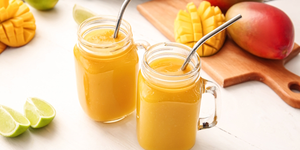 Zomerse mango en perzik smoothie 