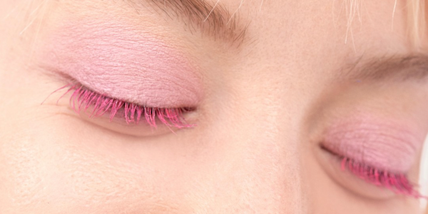 Nieuwe beauty trend voorjaar 2023: Gekleurde mascara