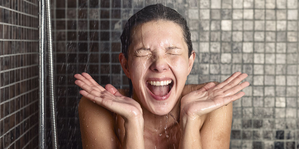 Koud douchen trend: waarom iedereen ineens vrijwillig bibbert