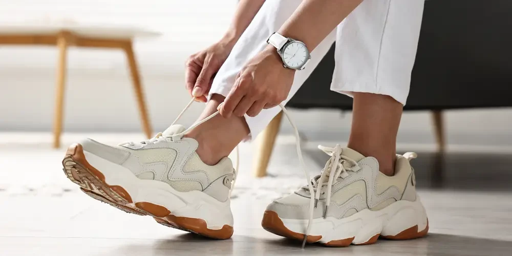 Hoe je je sneakerstijl volwassen en moeiteloos chic houdt 