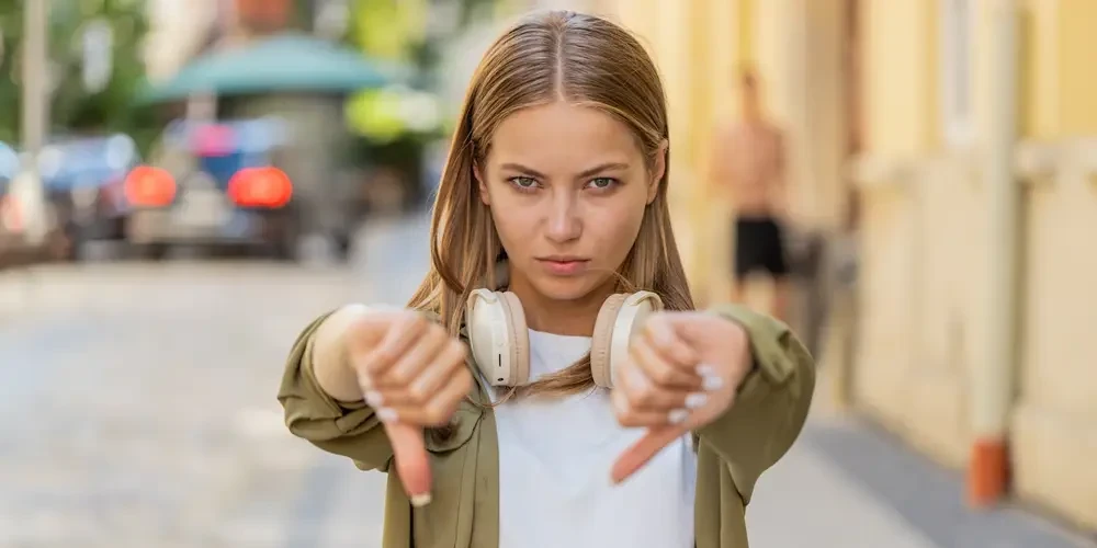 Deze 7 modetrends zijn in 2026 officieel DOOD (en dit draag je nu wel)