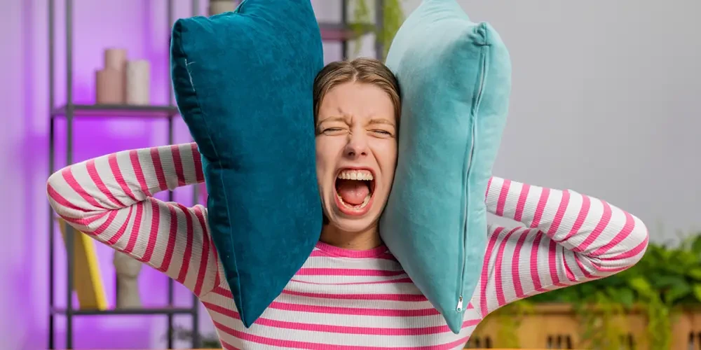 10x kleine irritaties die je dag onnodig verpesten (en waarom ze zo blijven hangen)