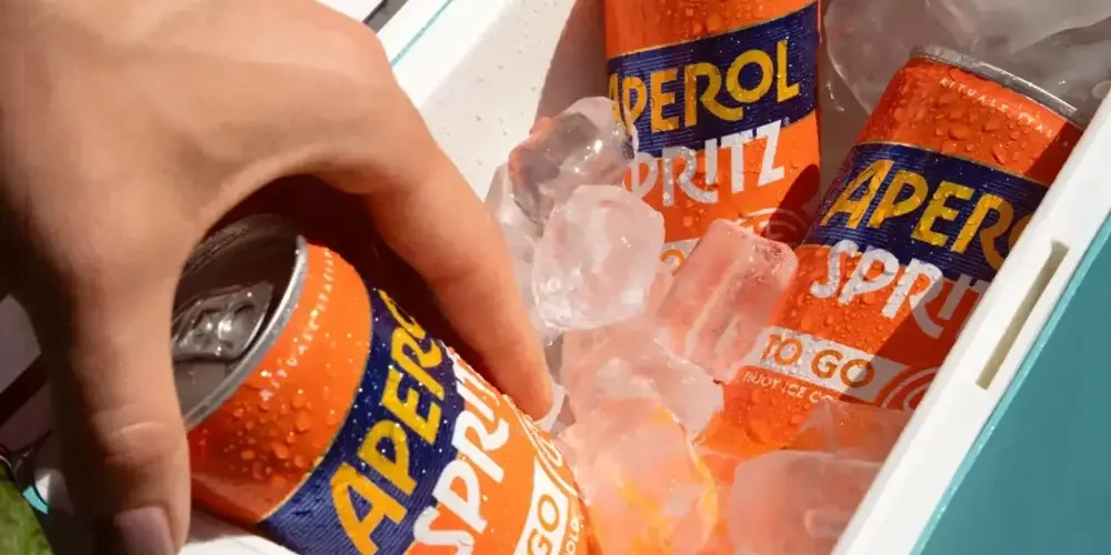 Aperol Spritz To Go: de iconische cocktail nu in een blikje