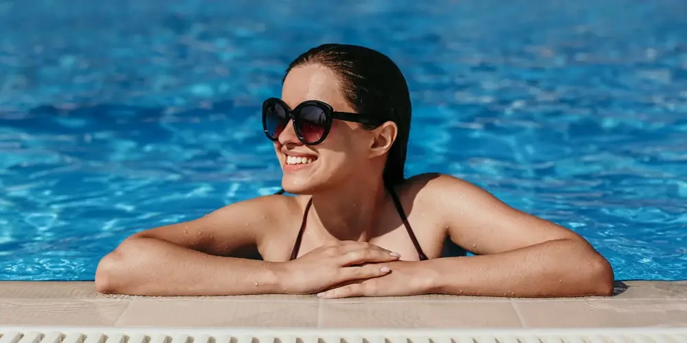 Zwemmen met je zonnebril op: slim tegen uv-straling of vooral slecht idee?