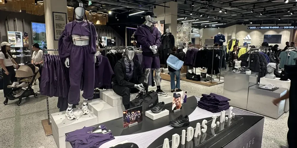 De voordelen van gietvloeren in moderne modezaken en showrooms